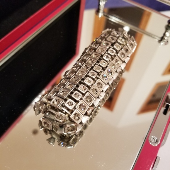 UNIQUE DESIGN! GORGEOUS Silver-Tone Stretchable Bracelet. - Picture 5 of 8